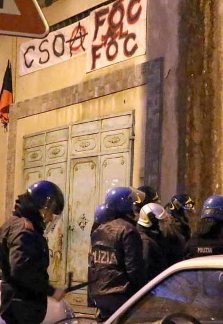 Sgomberato all’alba il circolo anarchico di via Apuana 