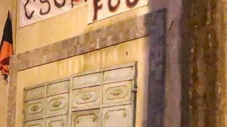 Sgomberato all’alba il circolo anarchico di via Apuana