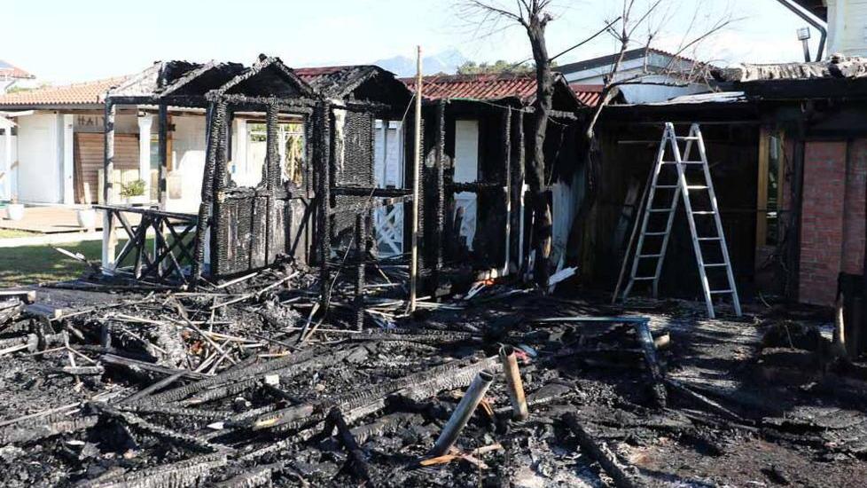 Fiamme sulla costa, le indagini a tutto tondo