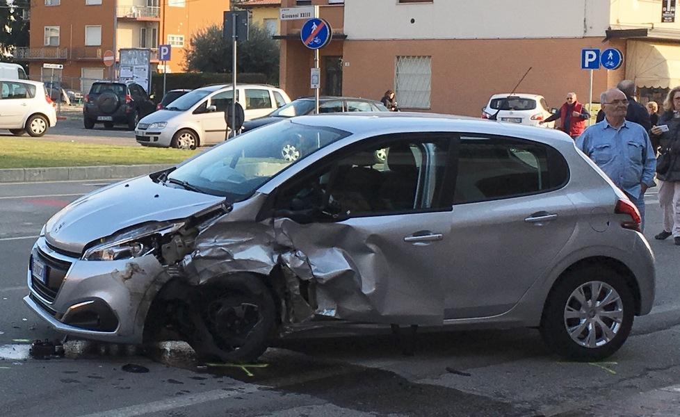 Scontro frontale a Rovereto: donna ferita