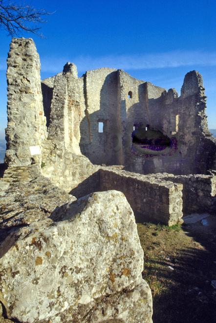 La “Camminata della felicità” domenica intorno al castello