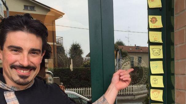 Tanti “post-it” di solidarietà davanti al bar derubato dai ladri