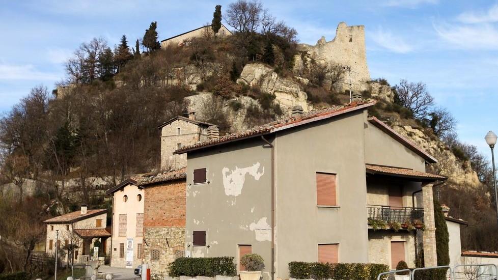 «Entro l’anno le fognature nel borgo sotto il castello»