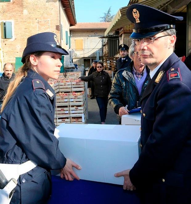 Fiorano, la polizia dona ai poveri 77 quintali di alimentari 