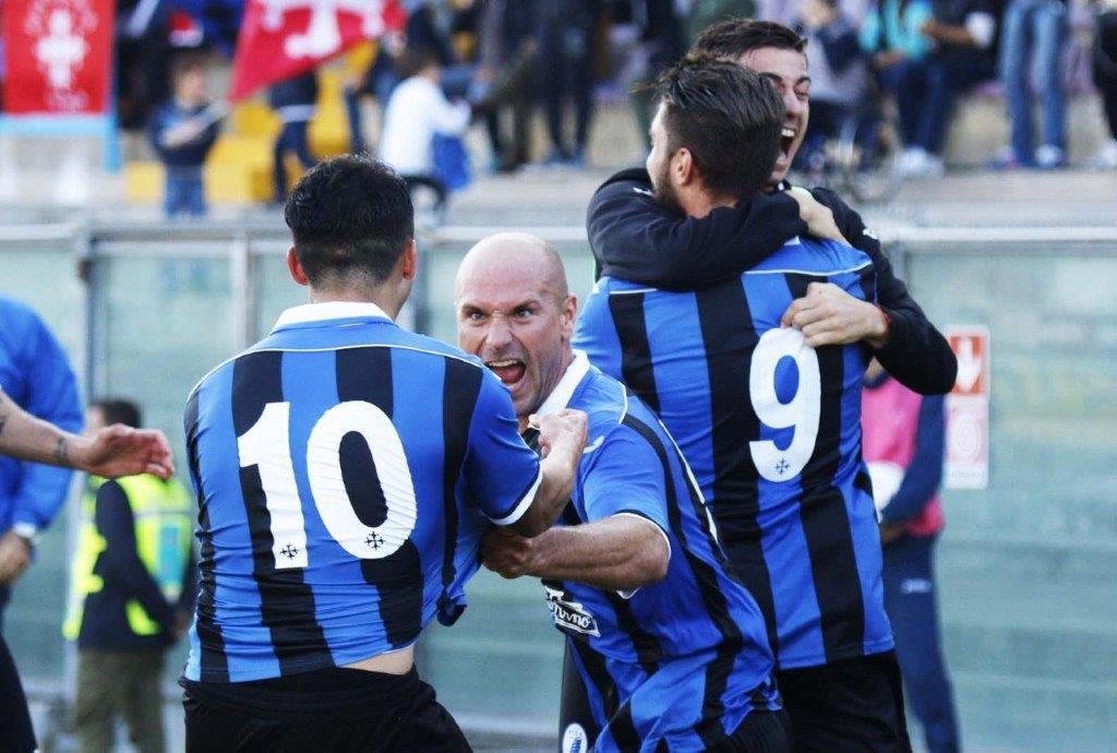 I nerazzurri esultano dopo un gol nella gara d'andata contro L'Aquila (Muzzi)
