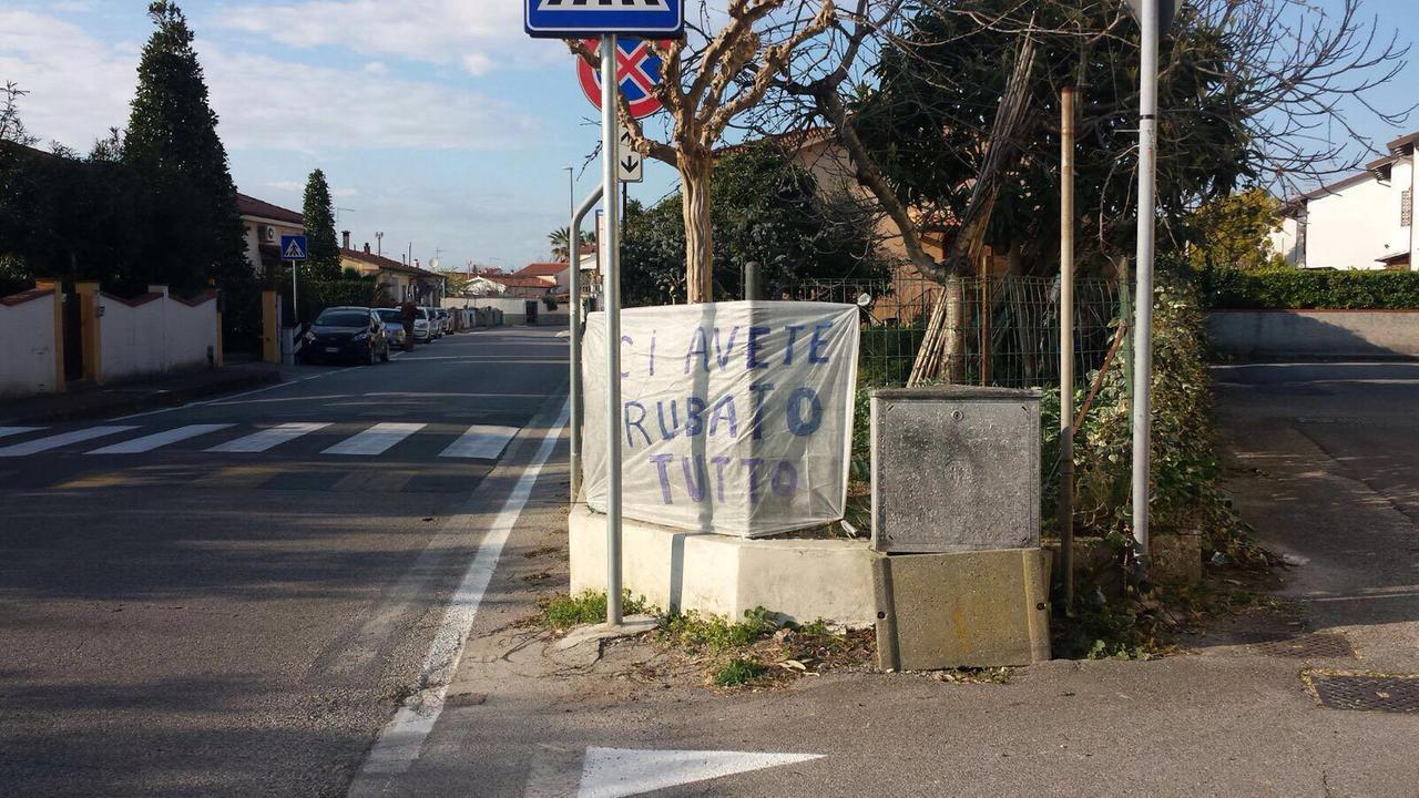 Uno degli striscioni di protesta a Putignano