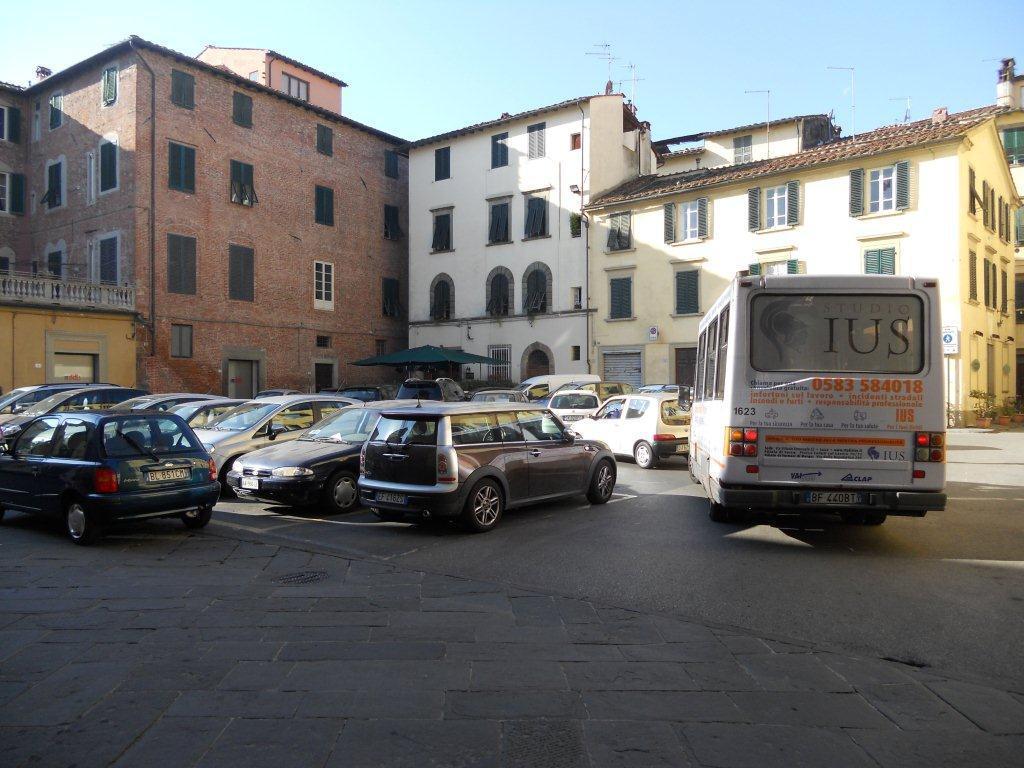 Firme in municipio per riavere i pullman in piazza del Carmine 