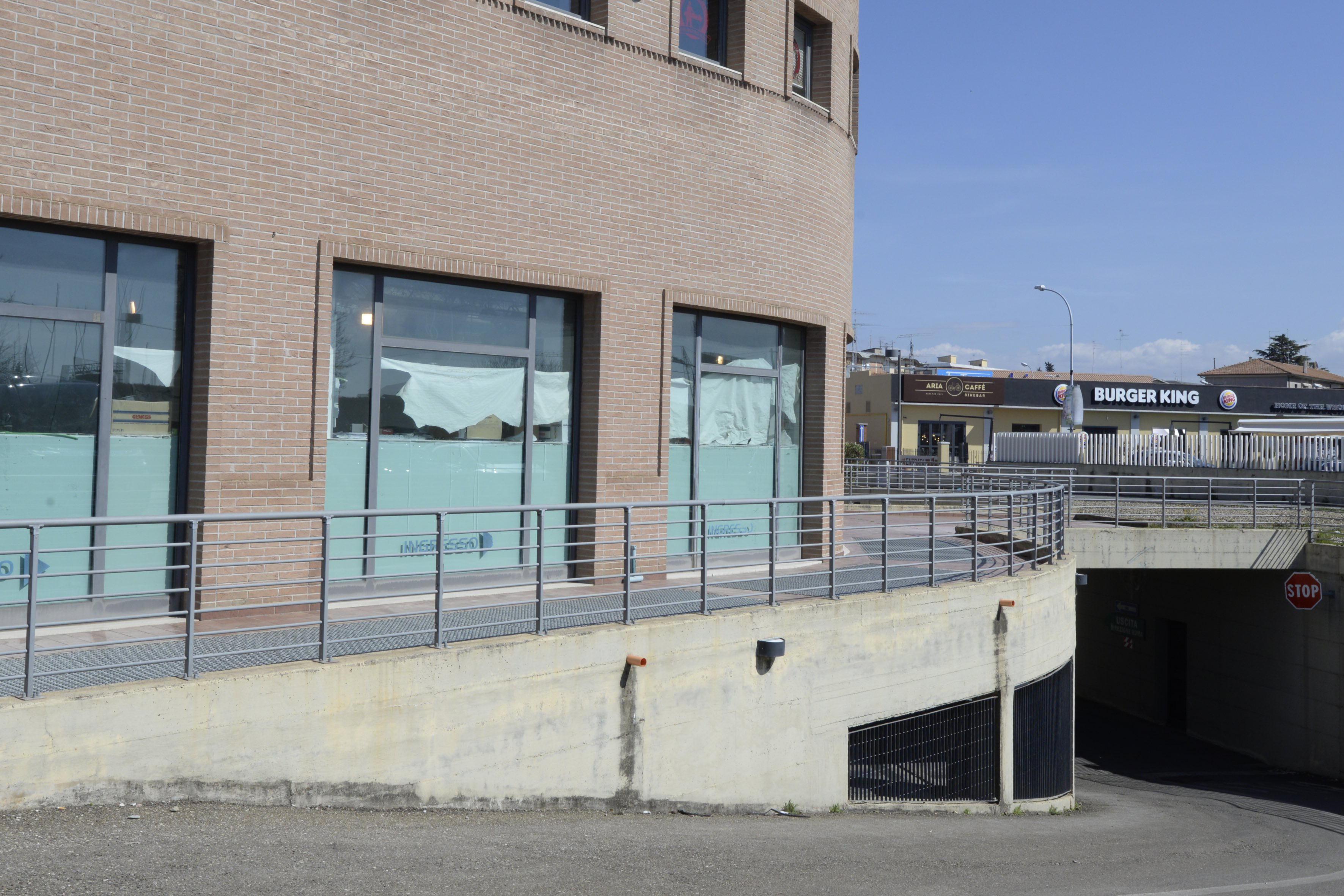 I locali di via Aurelia nord dove aprirà l'Old wild west (foto Bf)