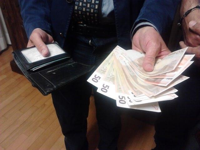 Trova portafogli con 3 mila euro e lo consegna ai carabinieri