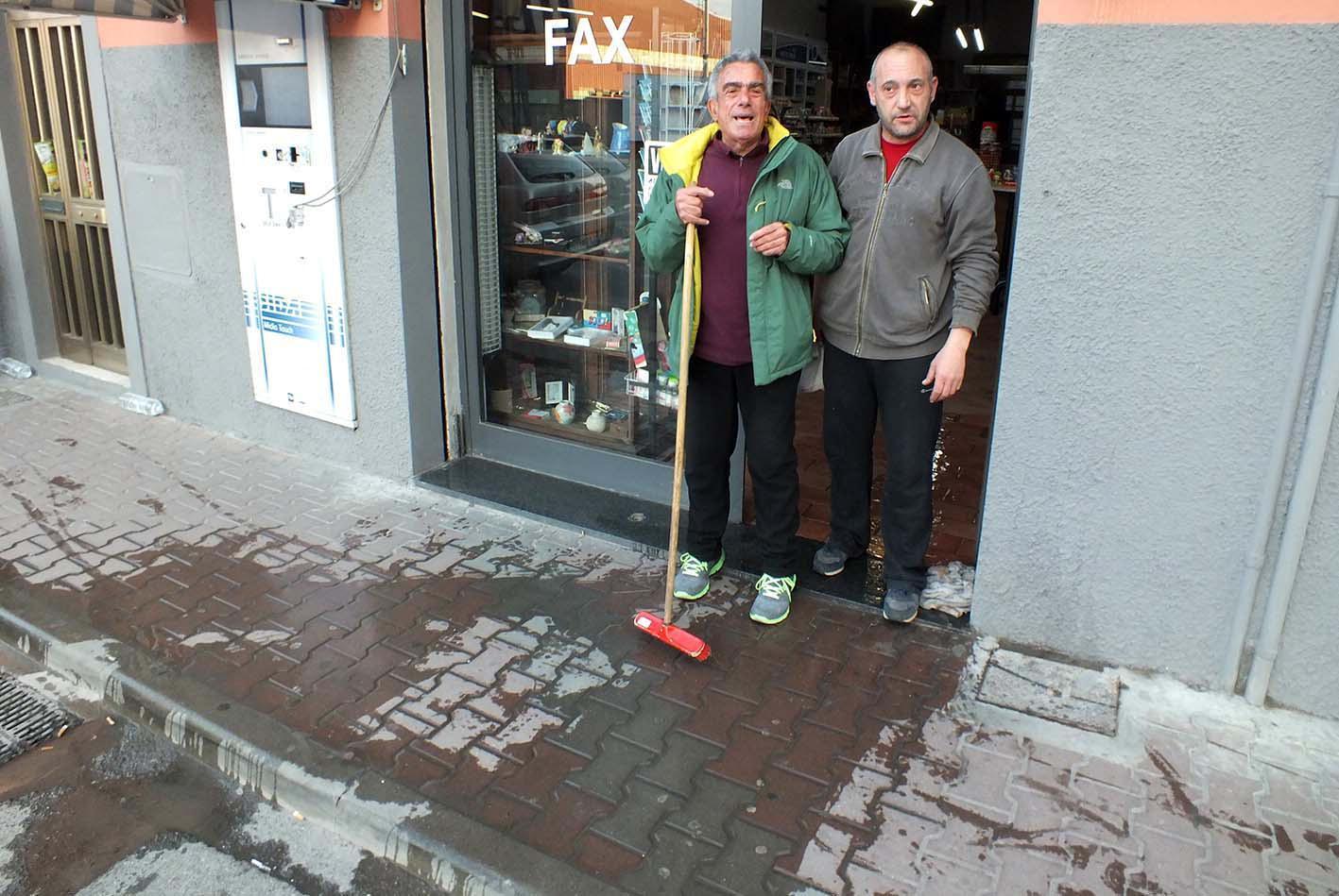 Roberto Modesti con il titolare della tabaccheria