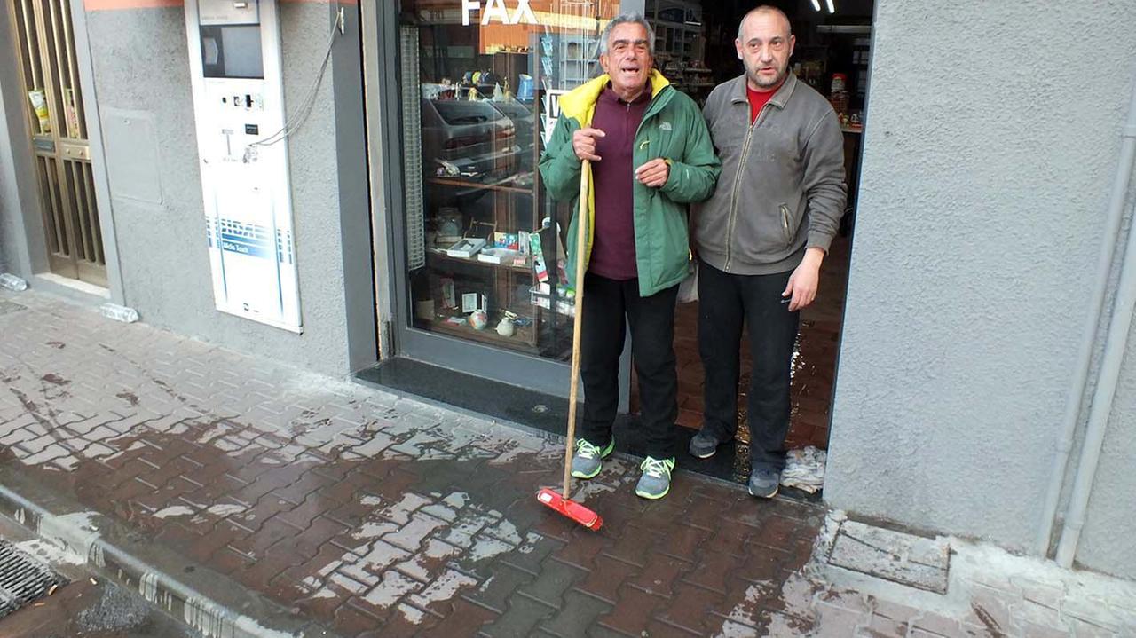 Roberto Modesti con il titolare della tabaccheria