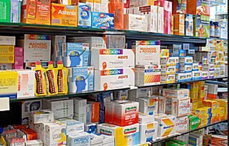 Scaffali di integratori in una farmacia