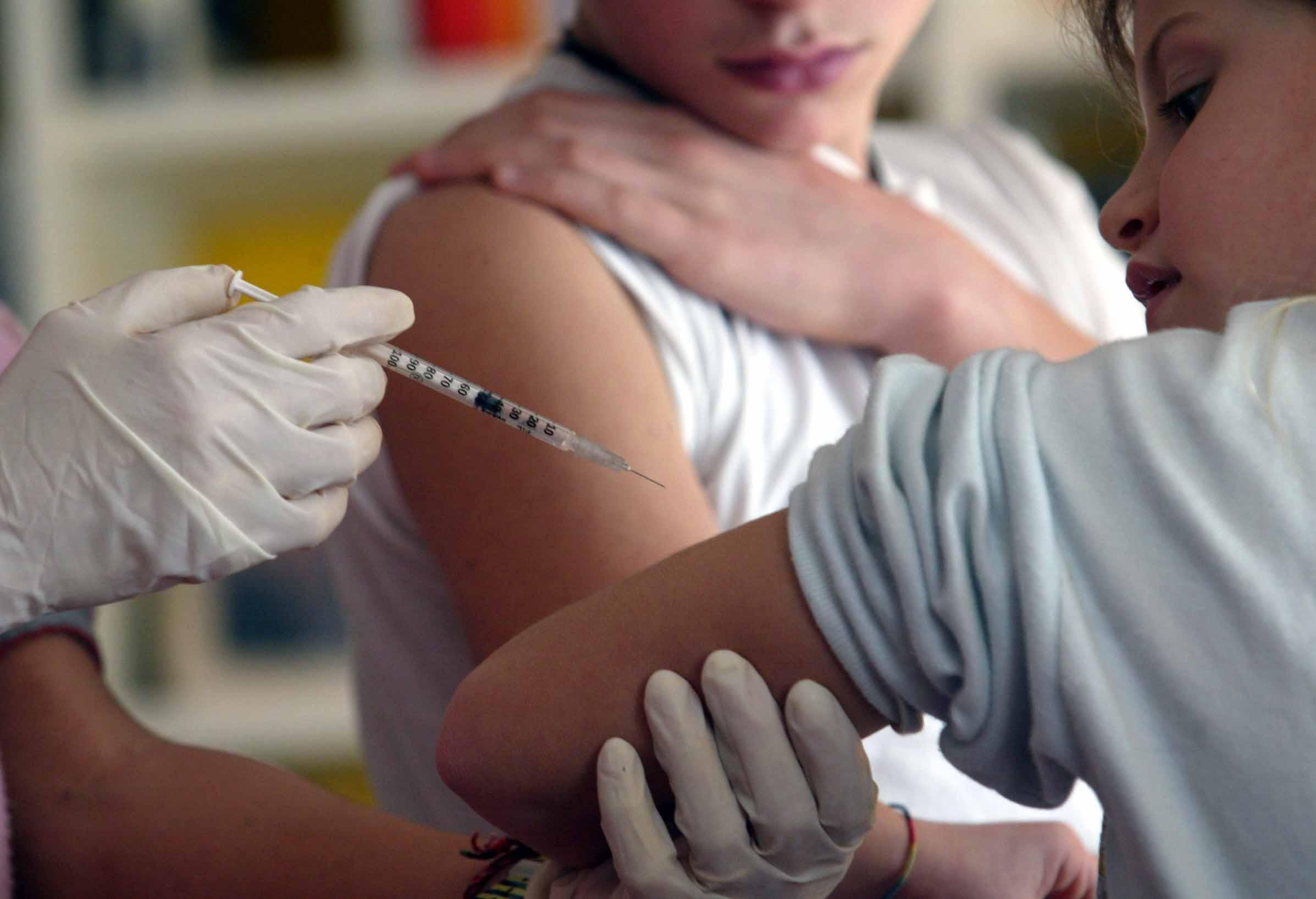 Un bambino si sottopone a una vaccinazione 