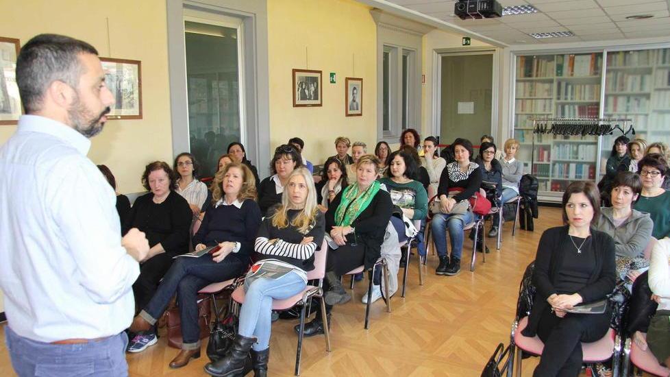 Nuonzio martino con le dipendenti del settore menza nella Camera del lavoro (foto Batavia)