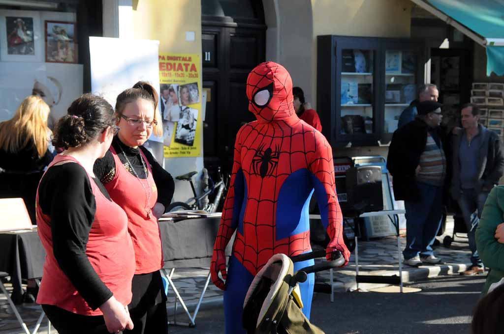 Spiderman fra le bancarelle della fiera a Marina di Carrara