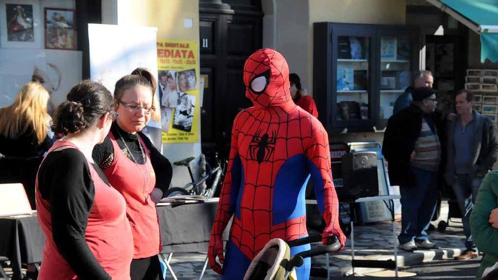 Spiderman fra le bancarelle della fiera a Marina di Carrara