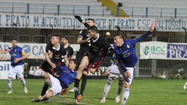 Moncini (a destra) in un’azione di gioco del Prato contro il Teramo