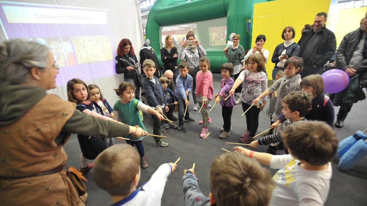 Bambini impegnati in un laboratorio a Children's Tour