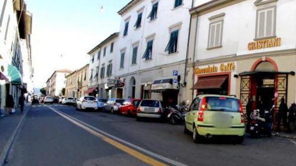 Il primo tratto di via di Salviano dove i parcheggi diventeranno a pagamento (Marzi)