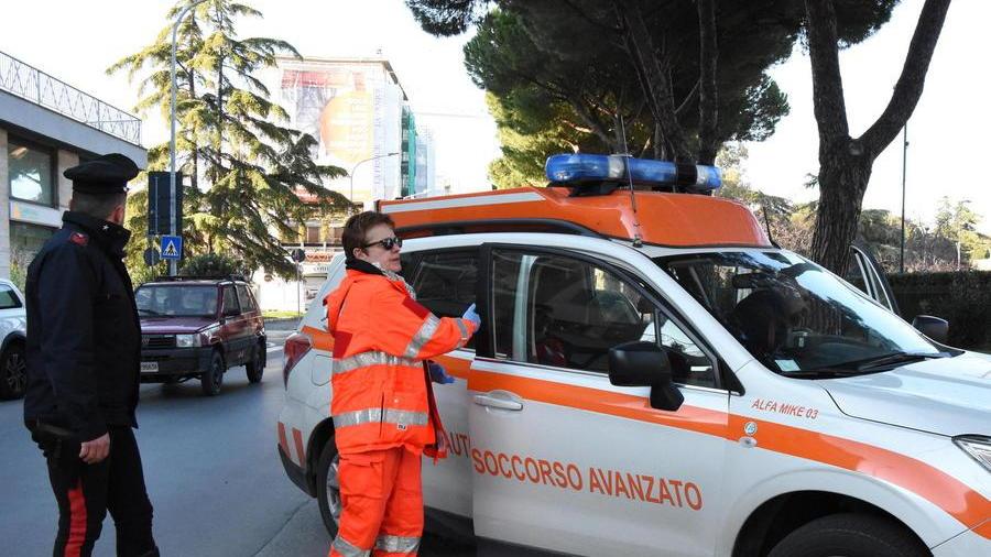 Carabinieri e personale del 118 in via Manetti (foto Bf)