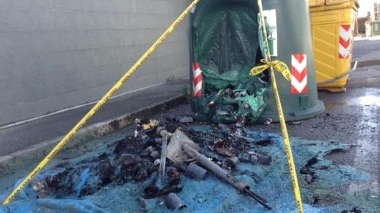 Piromane dà fuoco a 5 cassonetti