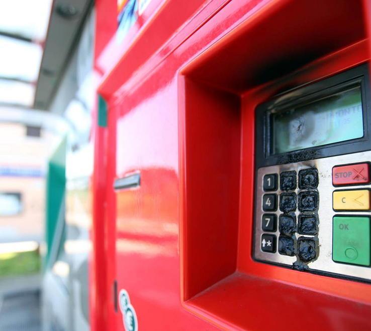 Alla stazione bruciano la macchina dei biglietti 