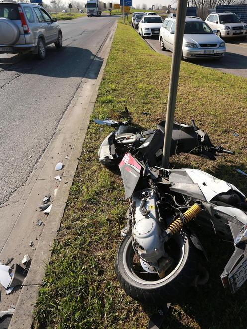 In moto si scontra con un’auto, ferito all’ospedale