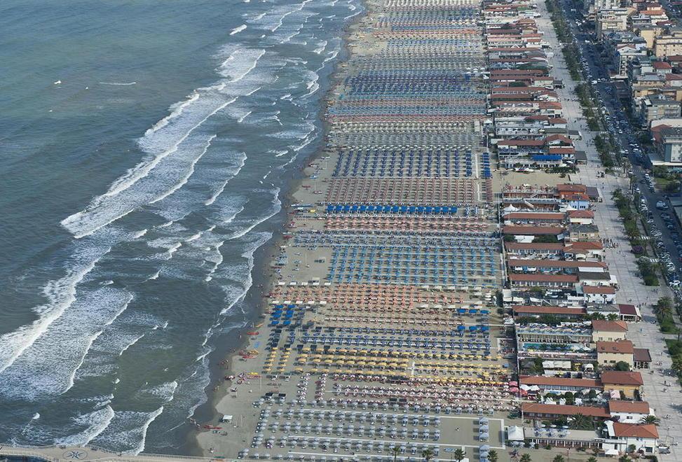Un trionfo di arredi rustici, caminetti, piscine nel verde 