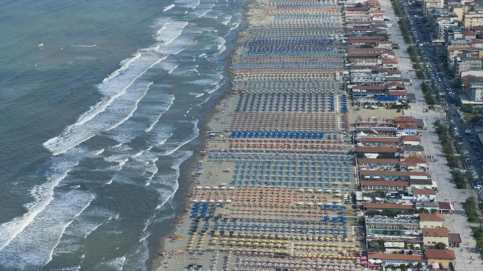 Un trionfo di arredi rustici, caminetti, piscine nel verde