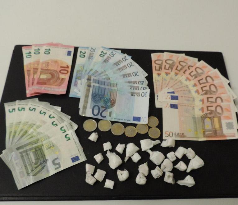 Spacciava droga nel bosco inseguito e arrestato 
