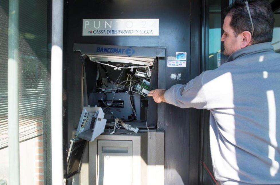 La gang dell’acetilene fugge con 40mila euro 