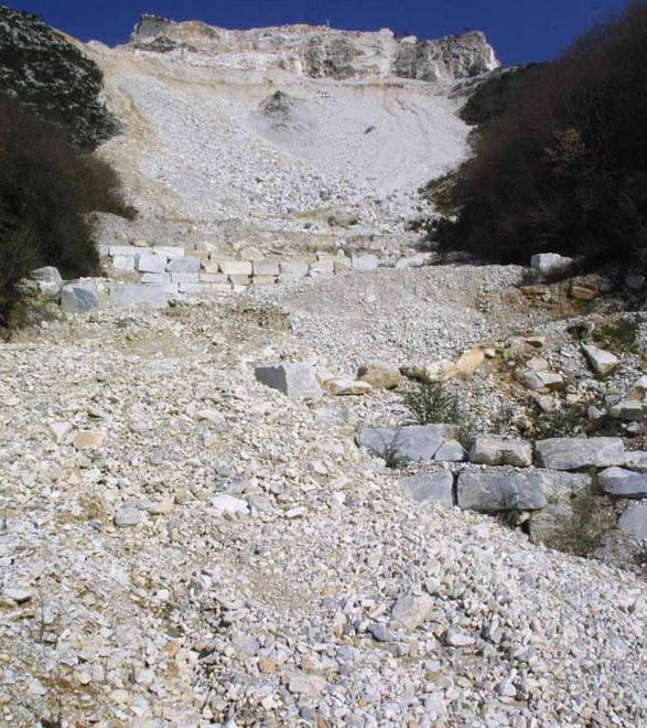 «Il Comune è sottomesso ai signori del marmo»