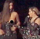 Madonna scopre il seno a una fan