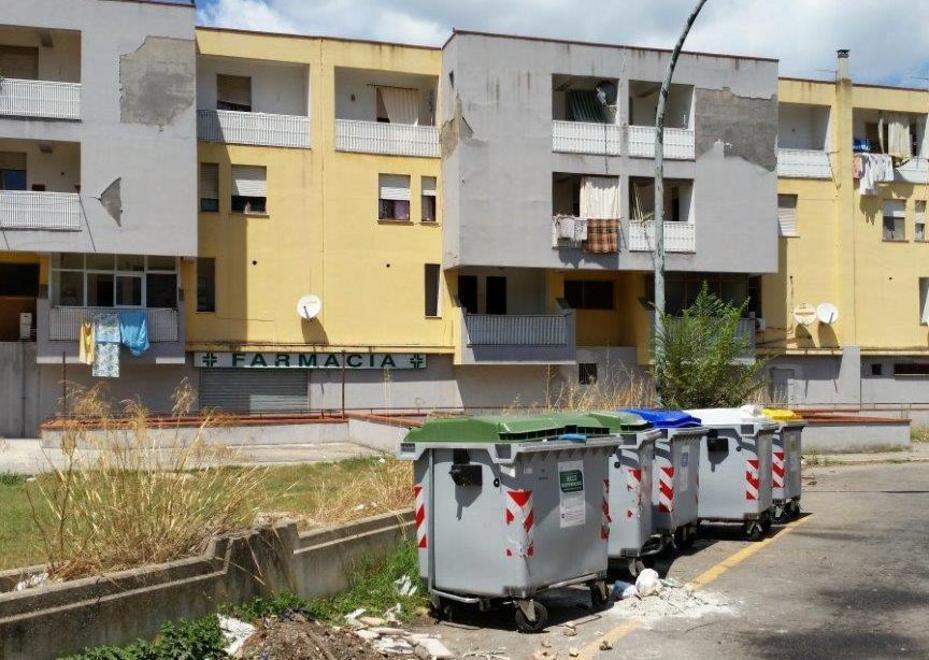 «Metta il guinzaglio al cane» E scoppia la rissa coi barracelli