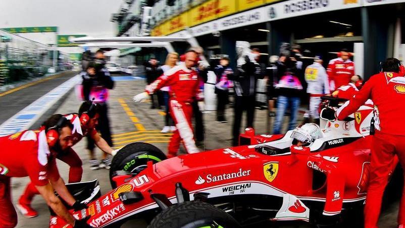 Si riparte da Hamilton La pioggia frena le Rosse