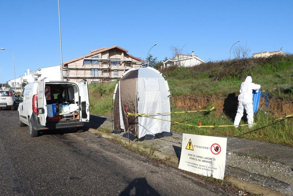 Operai al lavoro per eliminare l’amianto da via delle Rose
