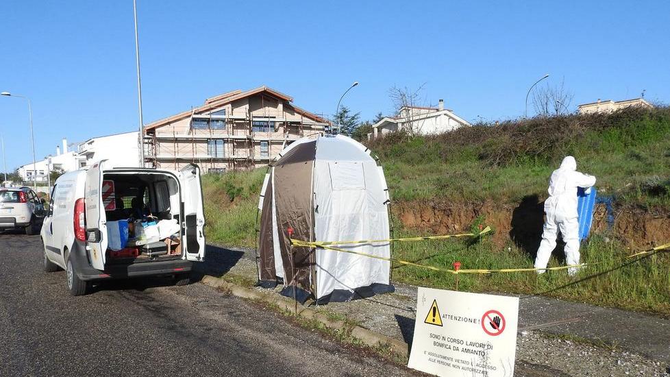 Operai al lavoro per eliminare l’amianto da via delle Rose