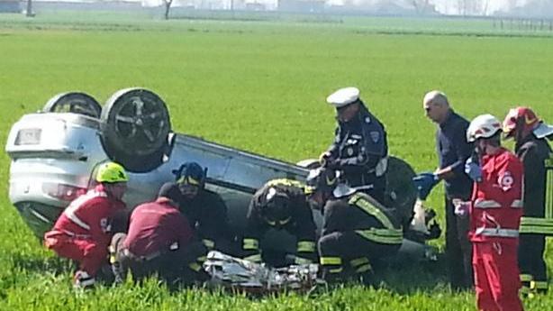 Evita un tir, si capovolge nel prato