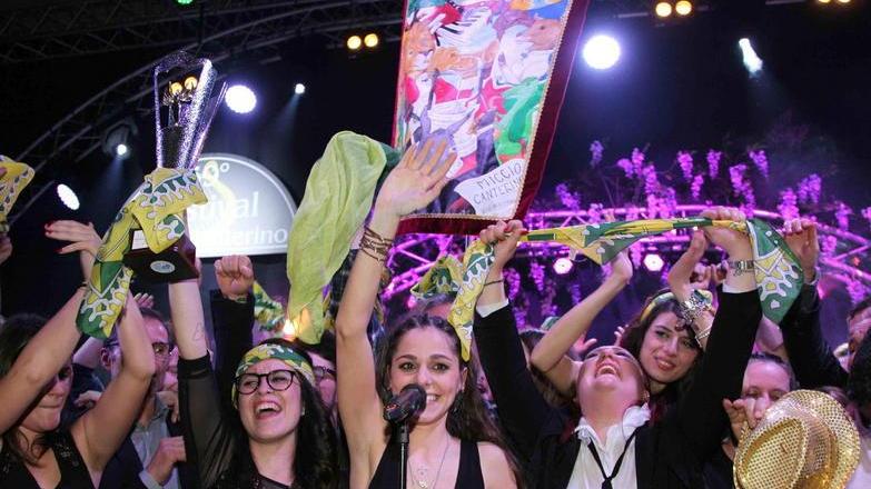 La gioia di Giulia Mutti e dei contradaioli del Ranocchio dopo il trionfo (foto Ciurca/Paglianti)