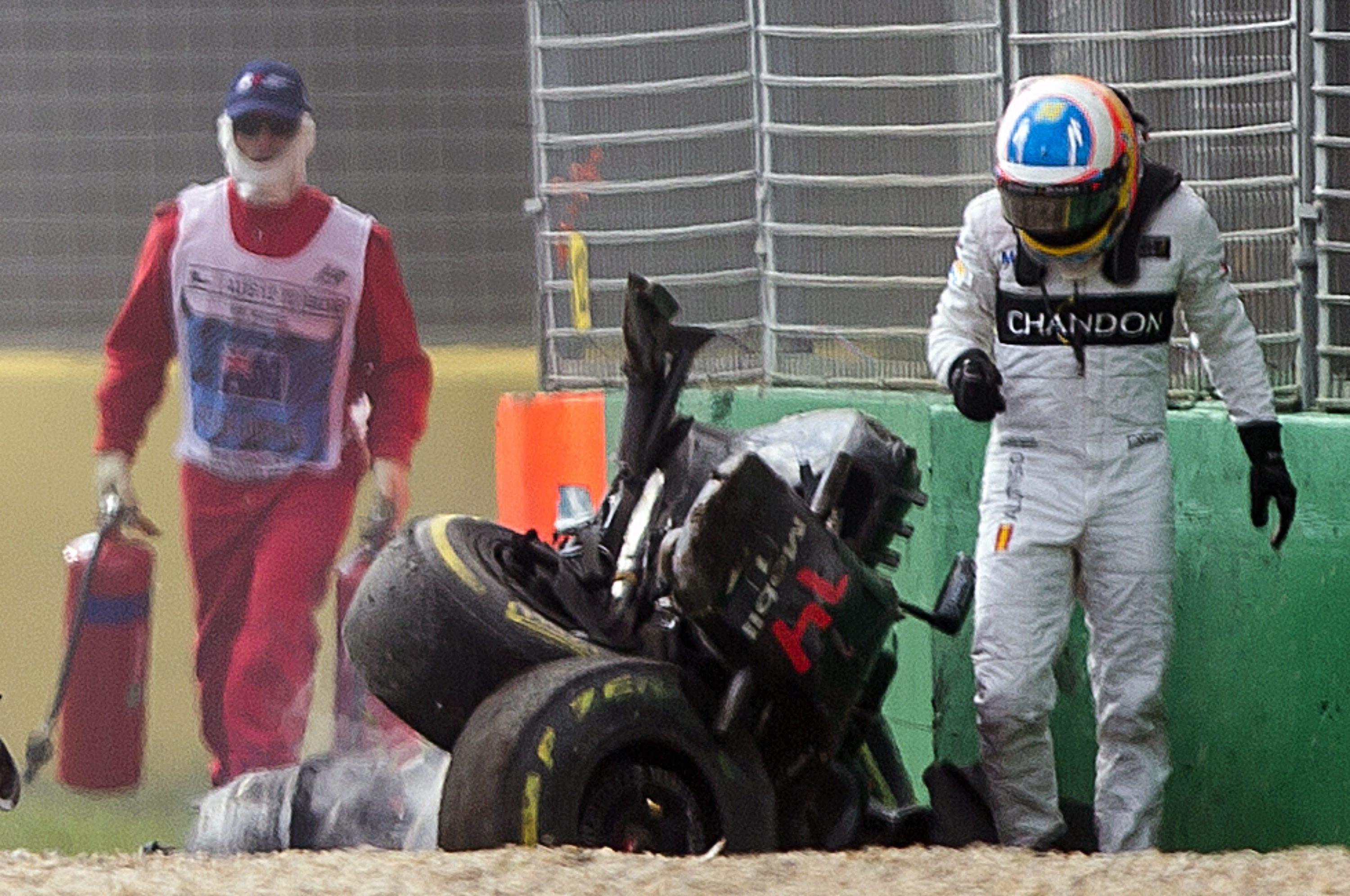 Le Mercedes davanti a Vettel, attimi di paura per Alonso