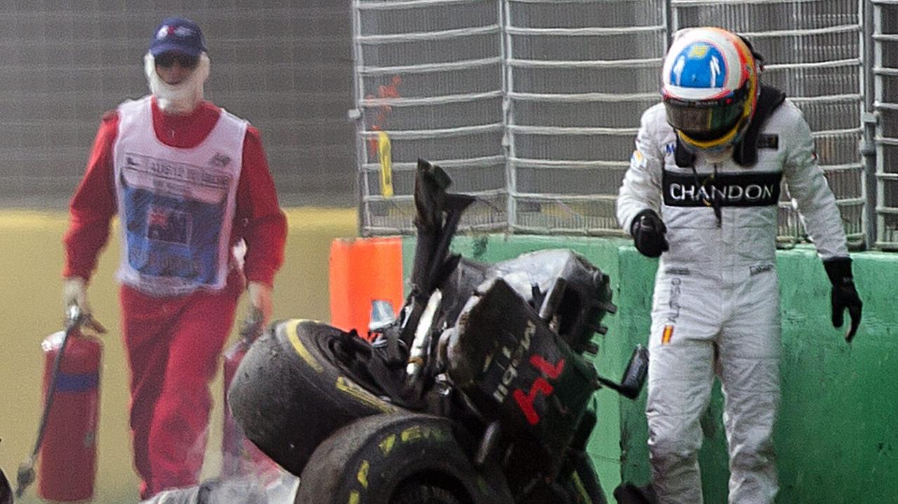 Le Mercedes davanti a Vettel, attimi di paura per Alonso