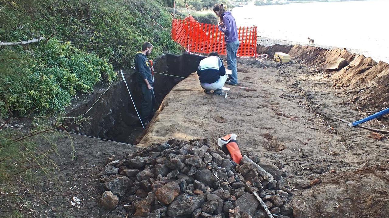 Scavi in spiaggia a Baratti (foto PaBar)