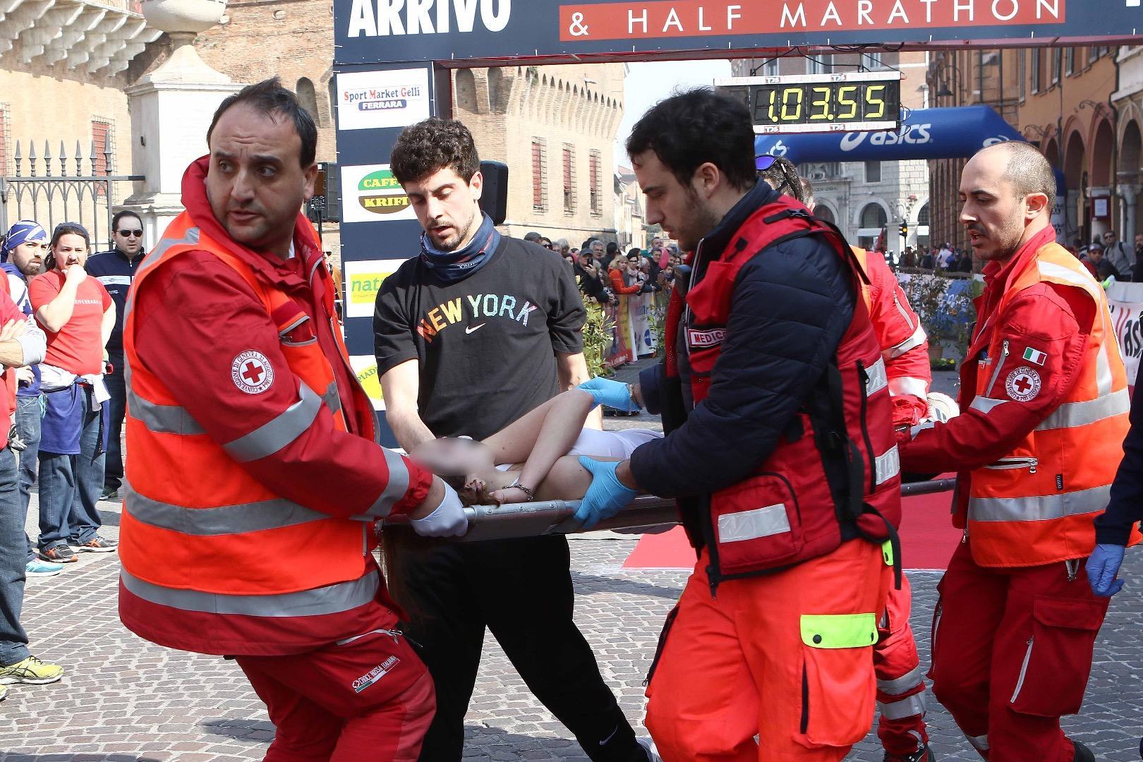 La studentessa viene traferita sotto il tendone della Croce Rossa