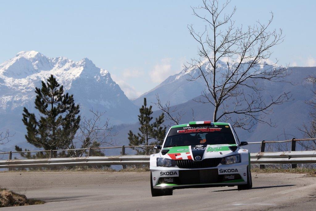 La Skoda Fabia R5 di Luca Artino impegnata nel rally del Ciocco