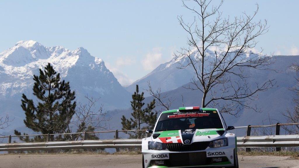 La Skoda Fabia R5 di Luca Artino impegnata nel rally del Ciocco
