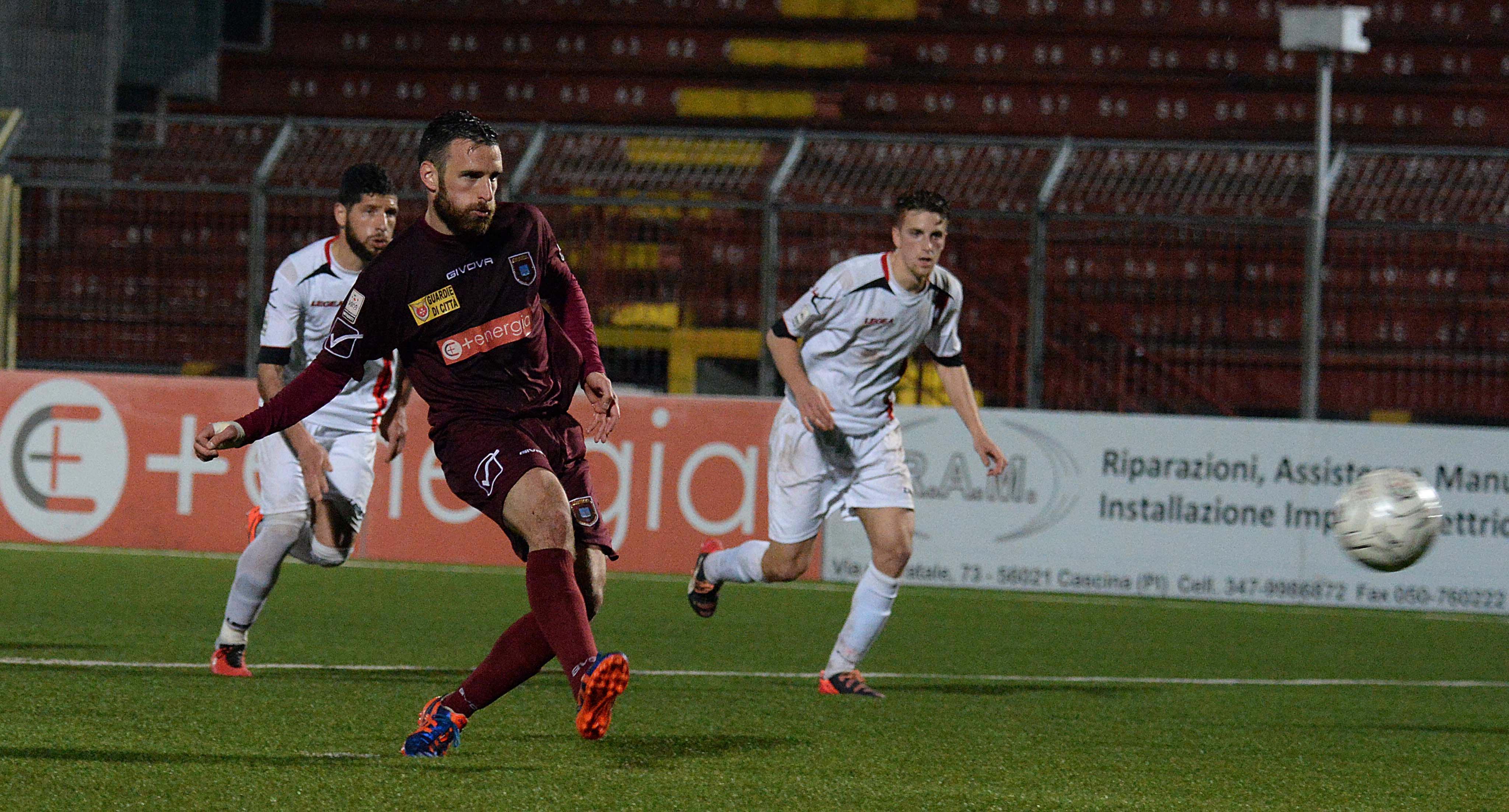 Il gol su rigore di Scappini per il 3-1 in Pontedera-Luccese (Foto Franco Silvi)