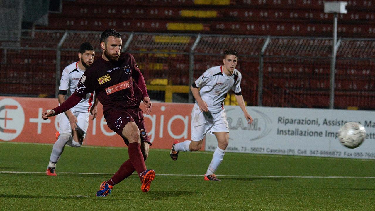 Il gol su rigore di Scappini per il 3-1 in Pontedera-Luccese (Foto Franco Silvi)