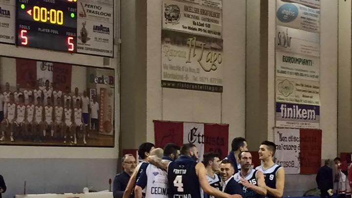 L'esultanza del Basket Cecina a San Miniato (dalla pagina Facebook della Gr Services)