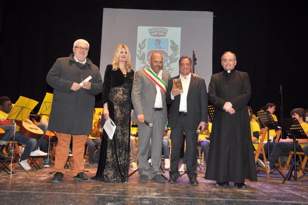 Enrico Palme (il secondo da destra) riceve l'Omino di Ferro 2016 (Foto Falorni/Silvi)
