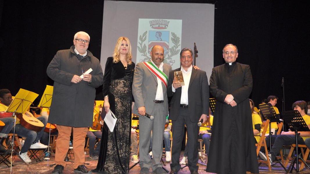 Enrico Palme (il secondo da destra) riceve l'Omino di Ferro 2016 (Foto Falorni/Silvi)